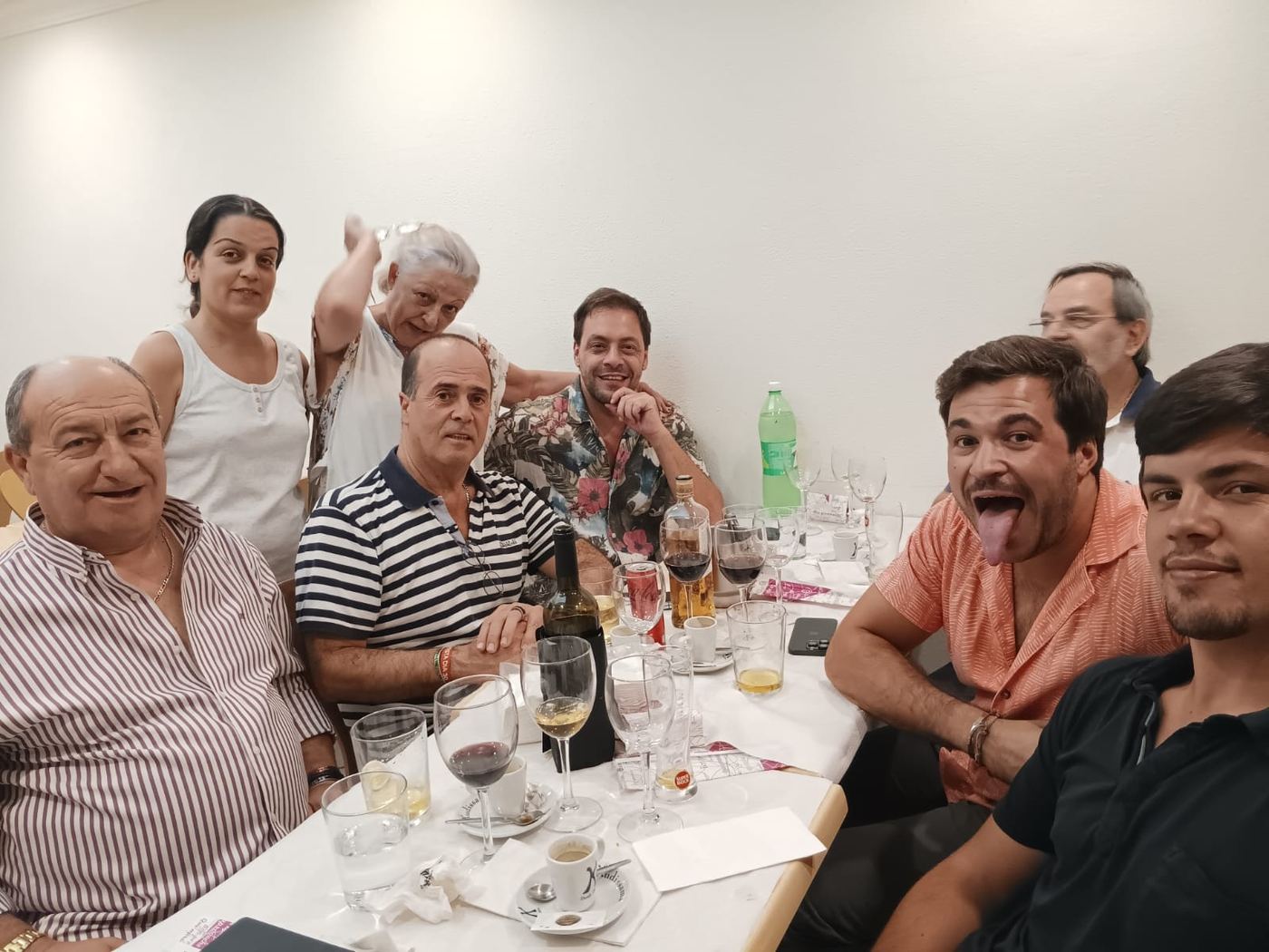 Um grupo de amigos à mesa, no fim de um almoço