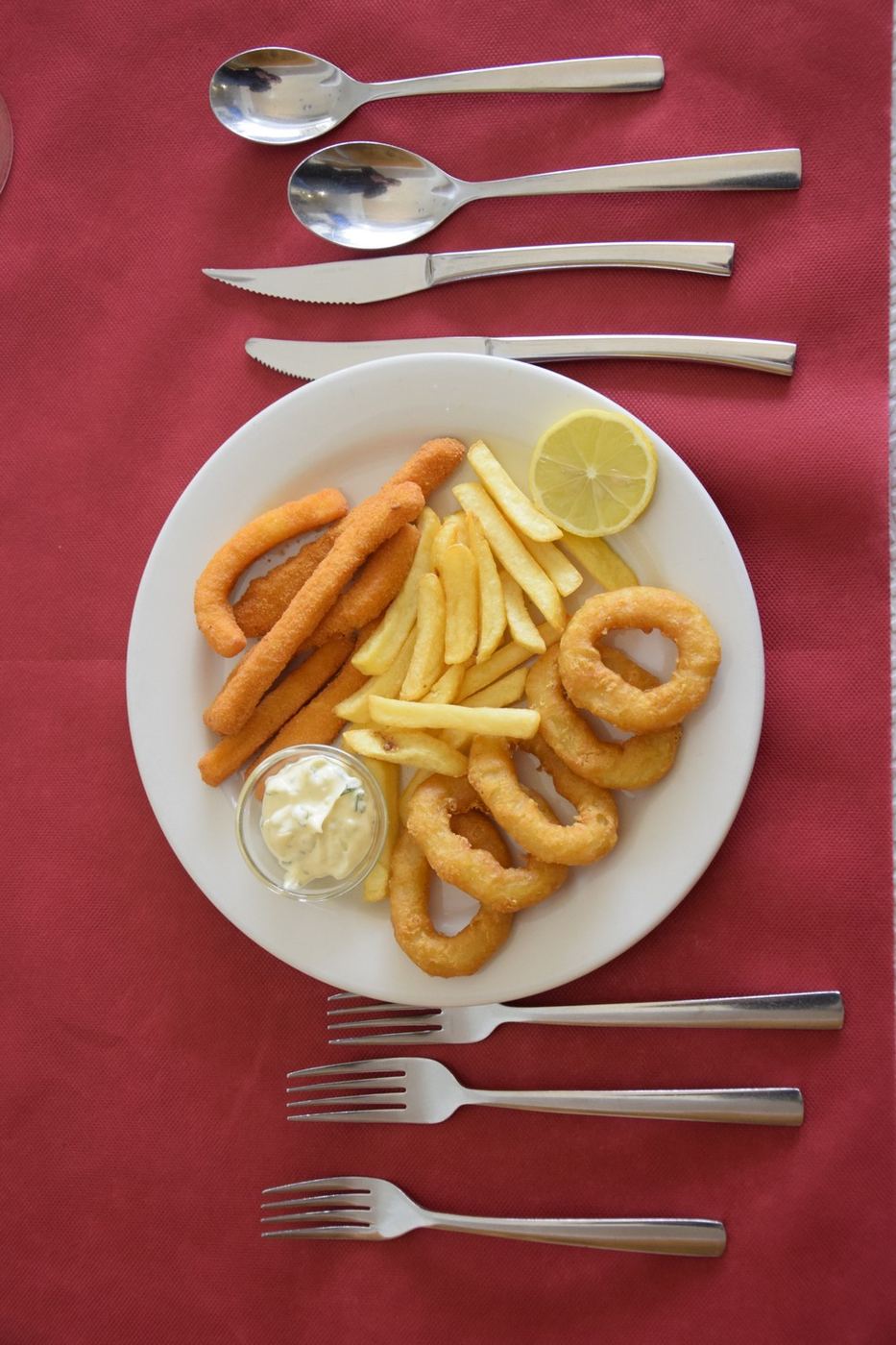 Tiras de choco com batata frita, vistas de cima entre os talheres
