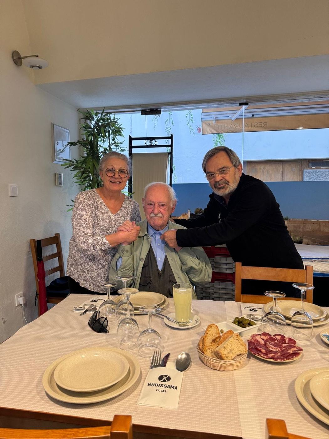 Uma família à mesa, a celebrar com a casa
