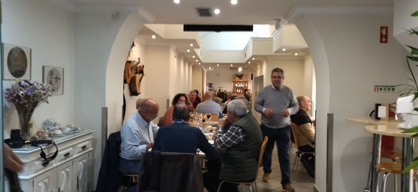 A sala cheia ao almoço, vista da entrada