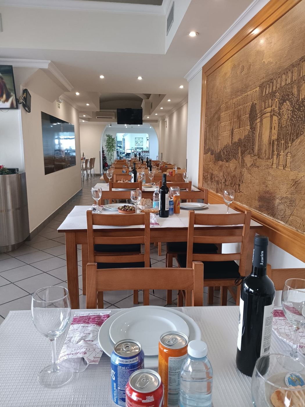A sala posta, com a grande gravura da antiga Sé na parede