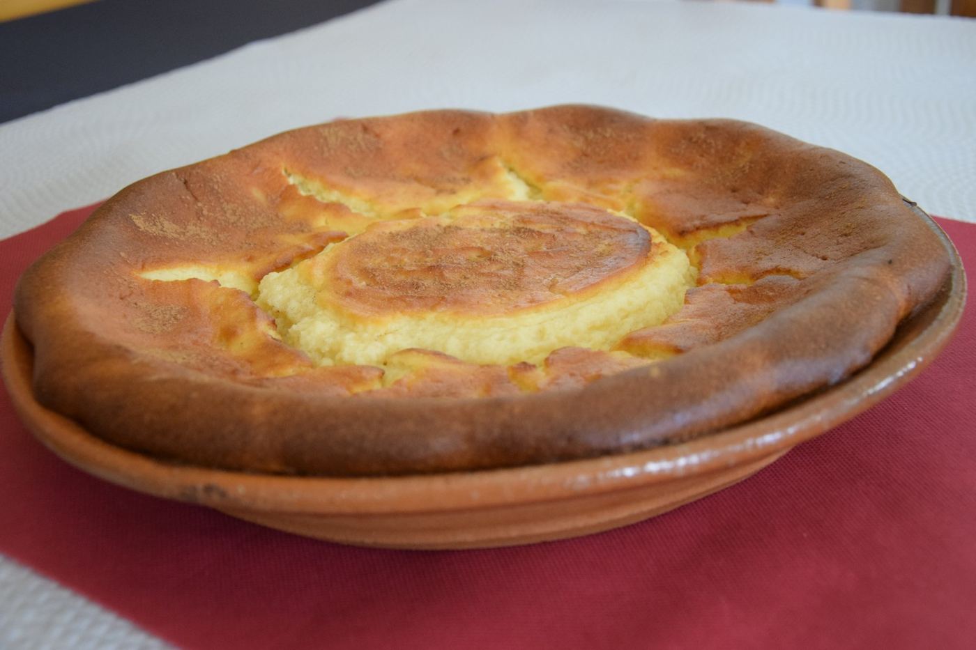 Uma sericaia inteira, no prato de barro
