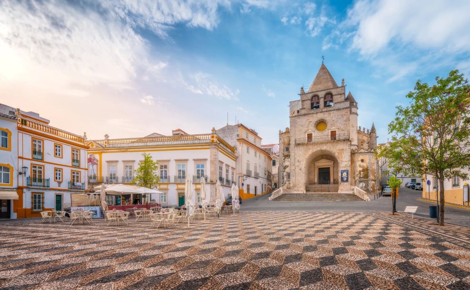 A Praça da República de Elvas, com a antiga Sé e a calçada em losangos pretos e brancos, a um minuto da nossa porta