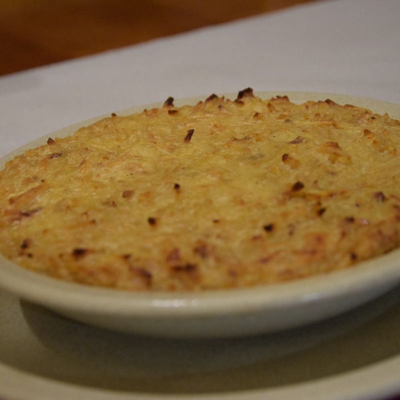 Bacalhau com natas gratinado no forno, numa travessa
