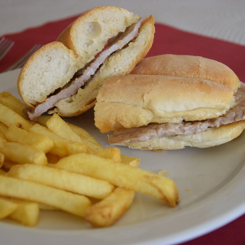 Bifana no pão com batata frita
