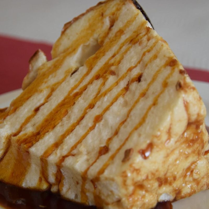 Uma fatia de molotof regada com caramelo