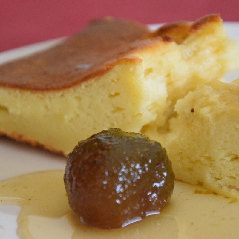 Uma fatia de sericaia com ameixa de Elvas em calda