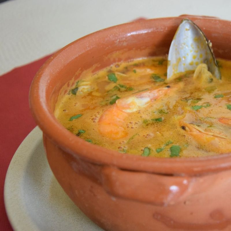 Sopa de marisco com gambas e mexilhão num tacho de barro