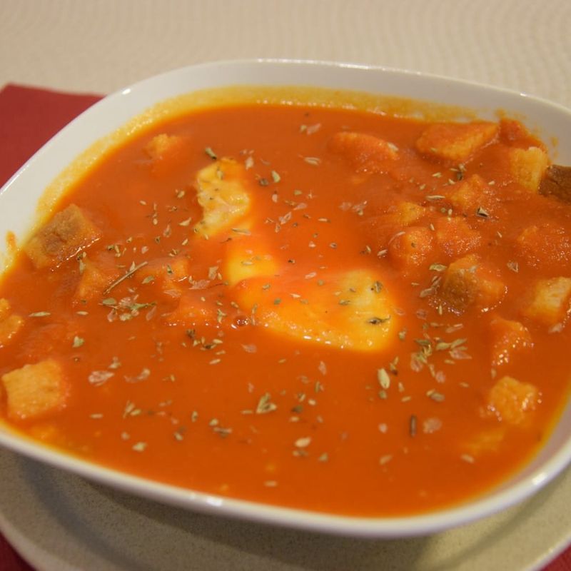 Sopa de tomate com ovo escalfado e pão